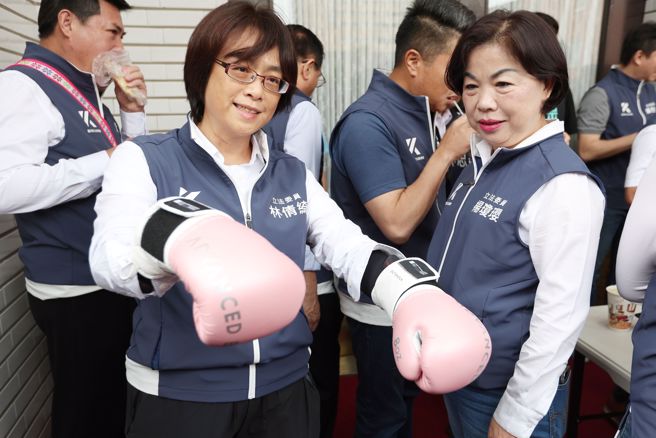 国民党立委们17日一早聚在一起商讨对策，有立委甚至穿戴装备严阵以待。（杜宜谙摄）