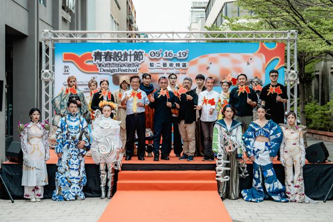 青春設計節開幕儀式由文化局副局長簡嘉論與學校、企業、設計師代表戴上具有模糊效果的主視覺造型眼鏡。（圖／高雄市文化局）