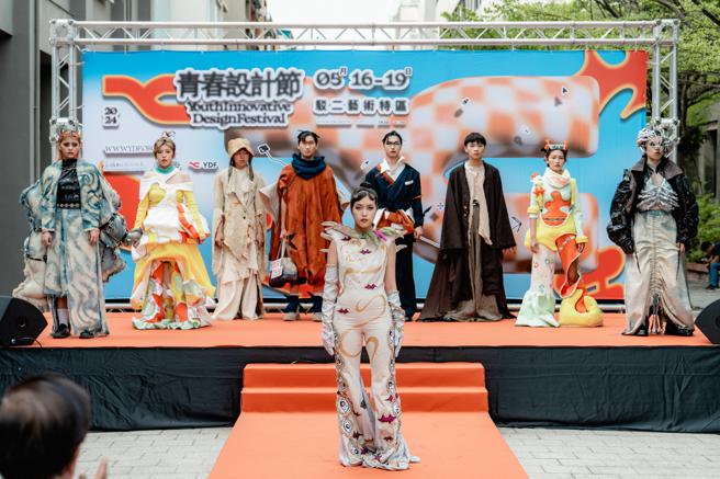 青春設計節開幕儀式由實踐大學高雄校區時尚設計系帶來精彩服裝設計走秀。（圖／高雄市文化局）
