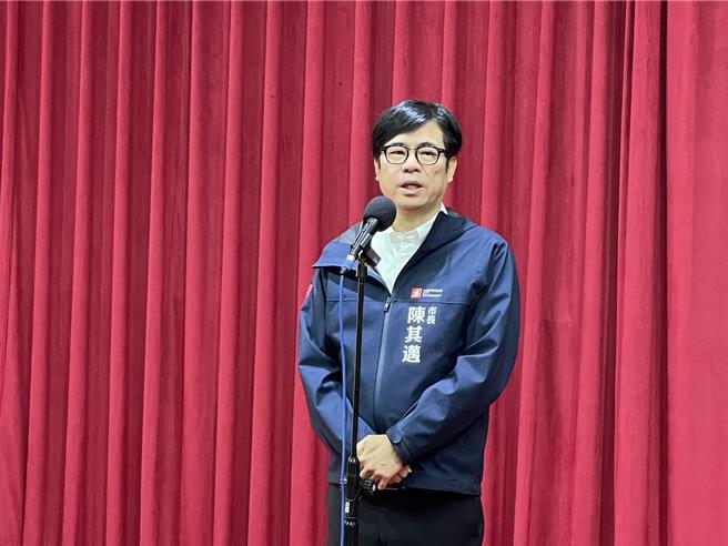 立法院朝野17日為國會改革法案爆發衝突，曾當過多屆立委的高雄市長陳其邁17日受訪時表示，朝野應針對社會共識議題列為優先法案，才符合民眾期待。（洪浩軒攝）