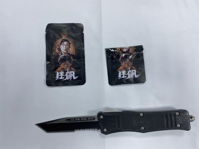 警方查扣到折疊刀、毒咖啡包等贓證物。（翻攝照片／林郁平台北傳真）