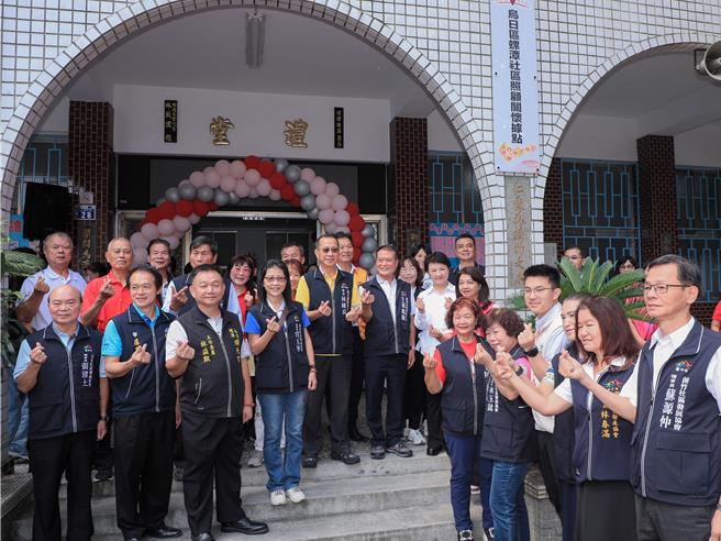 适逢台中市推动关怀据点服务20年并达成500站点里程碑，台中市长卢秀燕（中，白衣）17日赴乌日区螺潭社区为关怀据点揭牌。（中市府提供／潘虹恩台中传真）