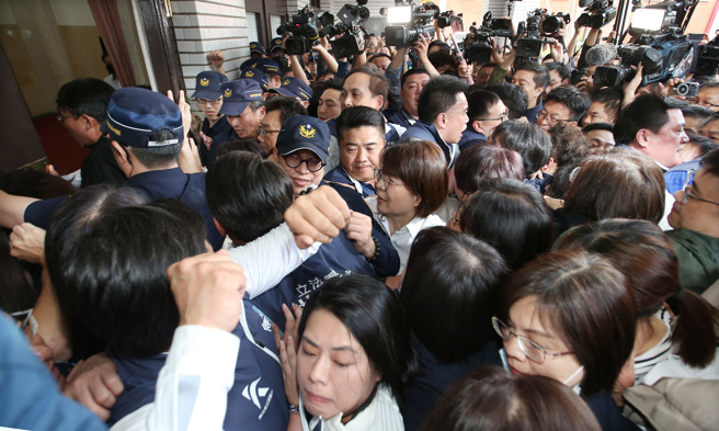 为了力拚国会改革五法抢在520前闯关三读，国民党与民眾党立法院党团发动议场「轮值守夜」抢优先排案权并把守在议场门口前，17日上午7点议场门打开，民进党团欲强攻，双方爆发激烈衝突。（姚志平摄）