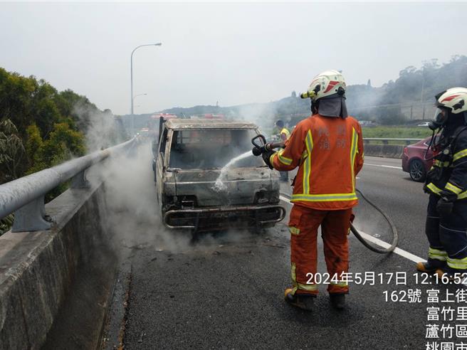 国道1号五杨高架道北向林口路段，一辆小货车冒烟后起火燃烧。（国道公路警察局提供）