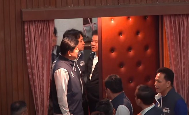 国民党立委罗廷玮（后排左）指控民进党立委庄瑞雄（后排右）打了三拳，庄还呛说「荏懒就要打」。（翻摄自中时新闻网直播）