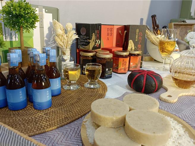 以行旅箱为造型的九宫格竹北严选好礼17日抢先亮相，内含9个在地品牌商品。（邱立雅摄）