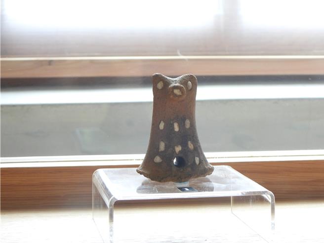 花蓮縣文化局在考古博物館附近打造考古二館，呈現最新的考古發掘成果，其中自上美崙II遺址出土的一個陶器，造型罕見完整，中間還嵌入不少石英石，相當特別。（羅亦晽攝）