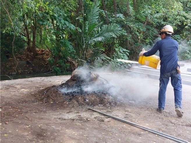 屏东县环保局加强稽查露天焚烧。（屏东县环保局提供／罗琦文屏东传真）