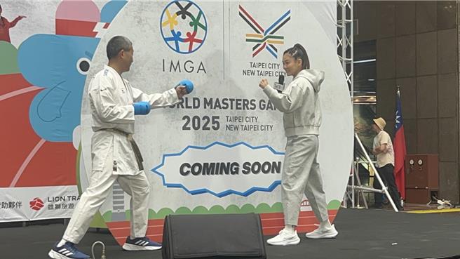 奧運空手道銅牌的文姿云（右）與啟蒙教練趙志才（左）17日共同出席世壯運倒數記者會。（劉瑋晴攝）