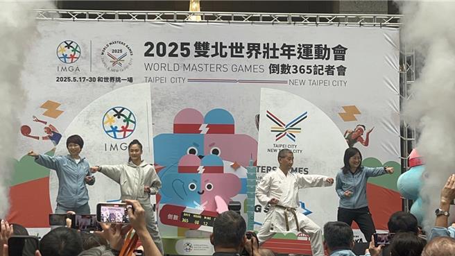 2025雙北世界壯年運動會進入倒數365天，執行委員會主任委員台北市副市長林奕華（右一）、副主任委員新北市副秘書長龔雅雯（左一）及吉祥物「壯寶」17日一同宣布賽會正式進入倒數。（劉瑋晴攝）