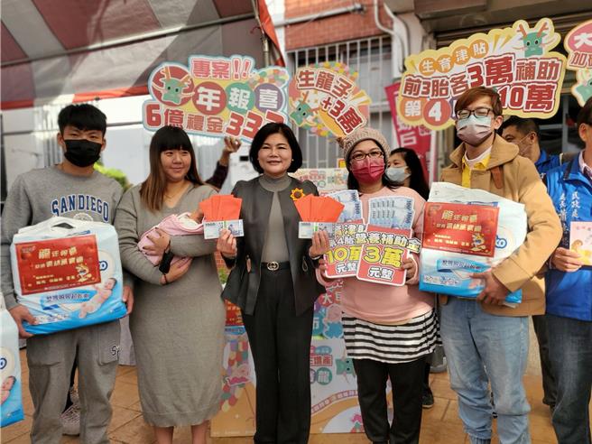 云林县长张丽善（中）今年一月间颁发13万元奖励金给2户生第四胎小孩的家长。（周丽兰摄）