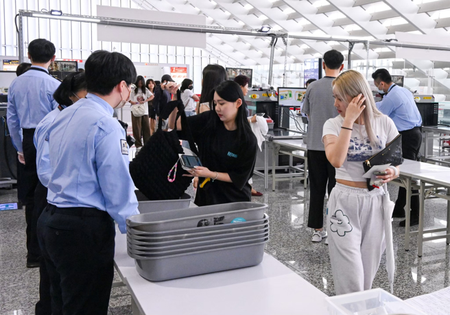 高中生出国比赛，返程时机票被盖「SSSS」二次安检，全机等他一人。图为民眾出国安检照片。（陈麒全摄）