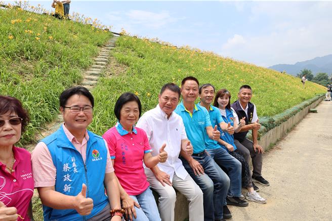 苗栗县长锺东锦、大湖乡长黄惠琴17日宣布大湖乡金针花节起跑。（谢明俊摄）