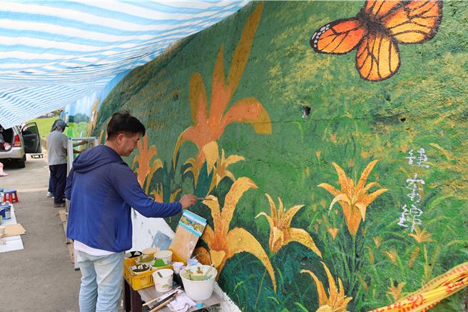 台水公司在大湖乡社寮角大湖溪畔堤岸加压站外墙彩绘金针花廊道。（谢明俊摄）
