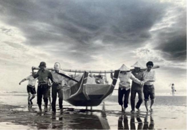 70年代末桃园消失的古老捕鱼方式。（图／台湾文化事业发展协会）