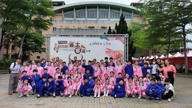 頭份市建國國小合唱團囊括閩南語、客家語系及東南亞語系等3項國小團體組「特優」。（苗栗縣政府提供／謝明俊苗栗傳真）