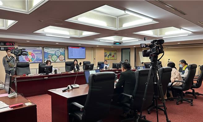台北市议会财政建设委员会17日上午邀请产发局、市场处、北农及北渔等单位，针对鱼果批发市场改建案专案报告，并在报告结束后接受议员质询。（丁上程摄）