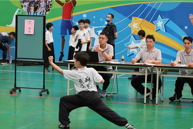 苗栗縣長盃武術比賽17日上午在苗栗市巨蛋體育館登場，小選手卯足全力參賽。（謝明俊攝）