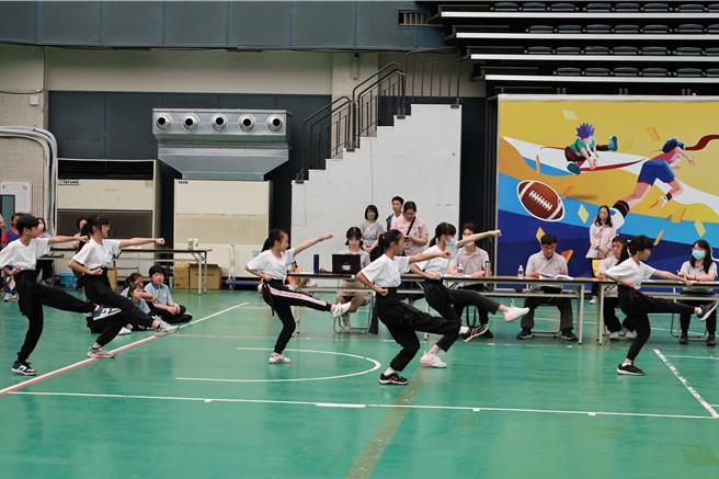 苗栗縣長盃武術比賽17日上午在苗栗市巨蛋體育館登場，小選手卯足全力參賽。（謝明俊攝）