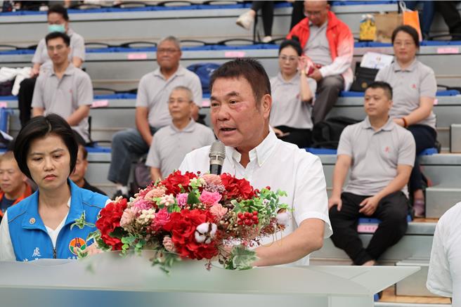 苗栗縣長盃武術比賽17日上午在苗栗市巨蛋體育館登場，縣長鍾東錦期勉小朋友們習武強身。（謝明俊攝）
