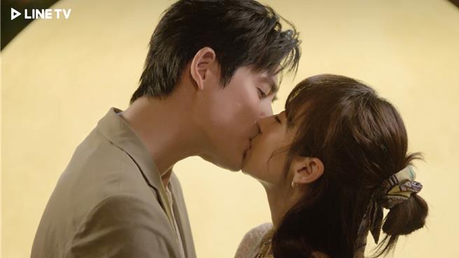 《另一種藍》周渝民（左）、告白後甜吻宋茜。（LINE TV提供）