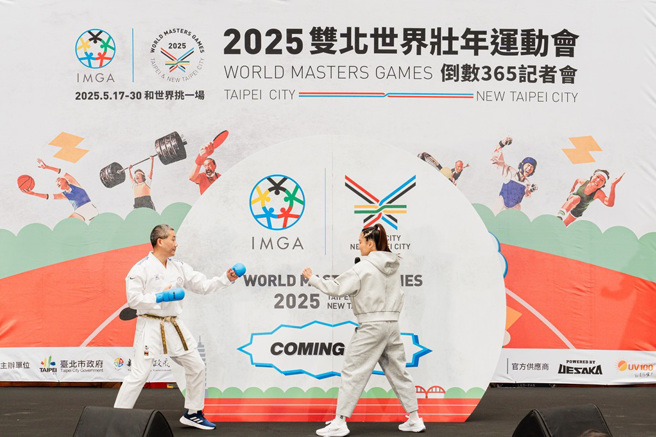 小清新文姿云及啟蒙教練趙志才，現身記者會，兩人角色互換，60歲趙志才將在世壯運重返競技場。（圖／臺北市政府體育局提供）