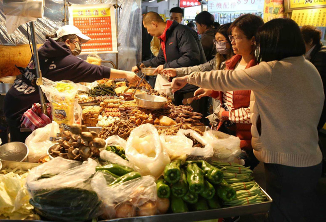 劳动部举例如端午节为国定假日，依劳基法规定雇主应给予劳工休假、工资照给，如徵得劳工同意出勤，工资应加倍发给，如果适逢劳工例假或休息日，则应于其他工作日补假，部分工时工作者也相同，如未遵守最重可处100万元罚锾。（报系资料照／王英豪摄）