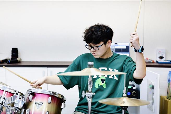 就读基隆市明德国中陈柏睿，用音乐克服自闭症，今年获颁总统教育奖。他表示会持续投入钻研古典与流行乐，希望能成为「基隆周杰伦」。（基隆市教育处提供／徐佑升基隆传真）