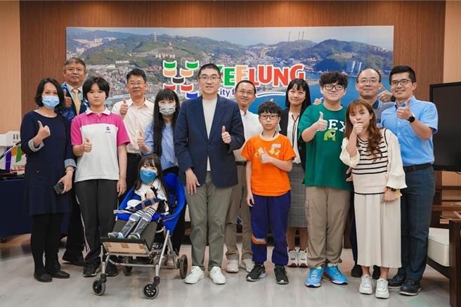 就读基隆市明德国中陈柏睿（前排右二），用音乐克服自闭症，今年获颁总统教育奖。图为基隆市长谢国梁（前排右四）与通过总统教育奖市内初选同学合影。（基隆市教育处提供／徐佑升基隆传真）