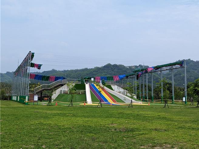 上月底锋面过境，瞬间强风将名间乡亲子生态公园的遮阳棚吹坏，封闭半个月整修，最快19日开放。（民眾提供／杨静茹南投传真）