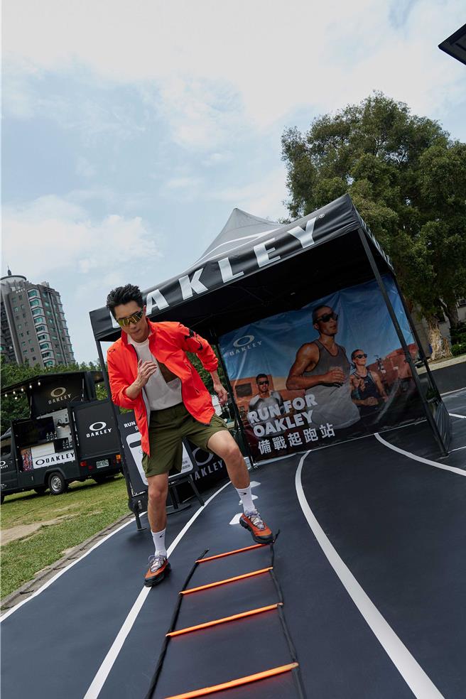 蔡凡熙热血挑战绳梯敏捷训练。（品牌提供）