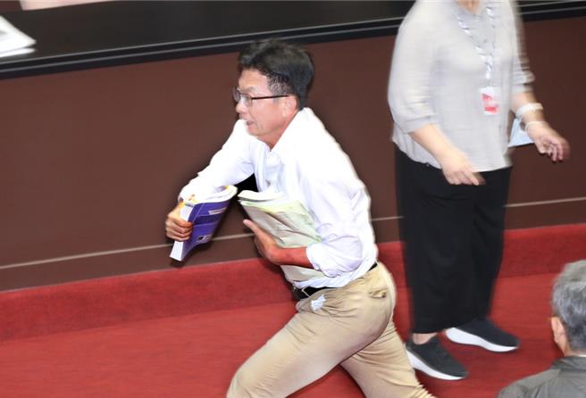 对此，国民党立委杨琼璎表示，这可是史上头一遭；国民党立委陈玉珍也说，不应该攻击秘书长实在太夸张。（姚志平摄）