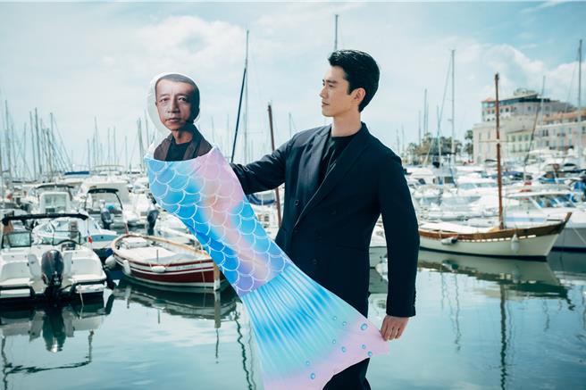 吴慷仁带杨雅喆美人鱼海边踏浪嬉戏。（图／台北双喜电影提供）