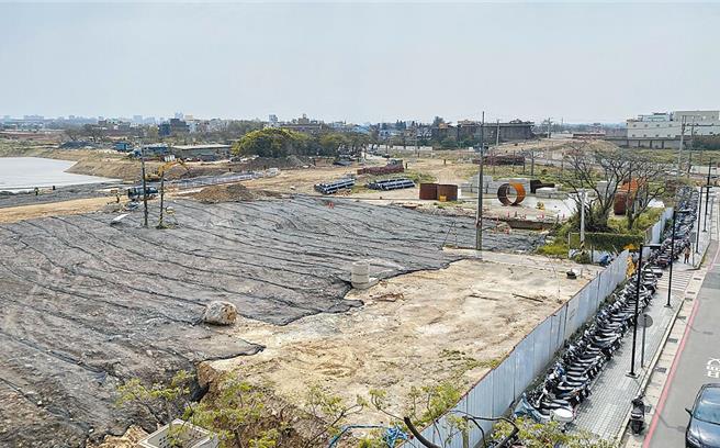 副院长郑文灿3月11日召开推动桃园航空城核心计画专案小组第24次委员会议，配合民眾重建时营建物价指数波动情形，研议规画拆迁重建补助措施，16日已核定加发下列补助奖励。（本报资料照片）