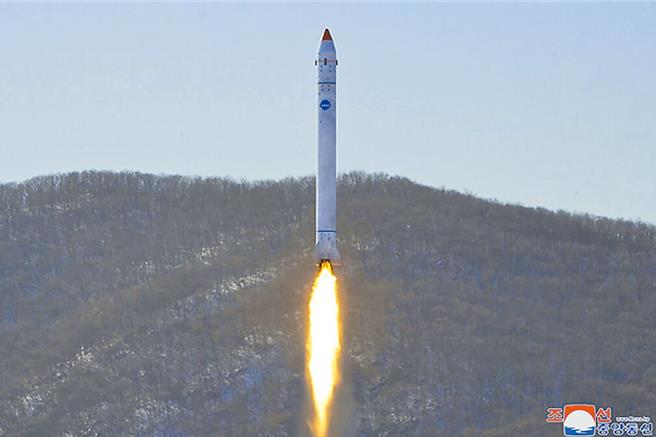 图为北韩在试射场发射的火箭资料照片。（朝中社）