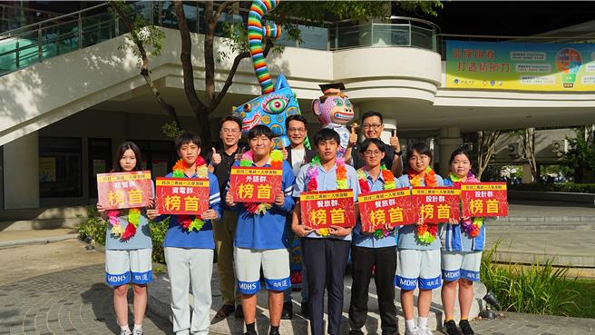 113學年度統一入學測驗放榜，台中市明道中學17日表示，有47％的學子考出50級分以上，達國立科技大學的標準，其中更有7位學子考出70級分以上，逾百位學子考出60級分以上。（明道中學提供／潘虹恩台中傳真）