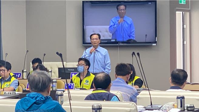 彰化市長林世賢（中）17日在市民代表會定期會表示，彰化市目前只有殯儀館後方第1公墓已遷葬完成，適合規畫生命園區的就是第1公墓。（孫英哲攝）