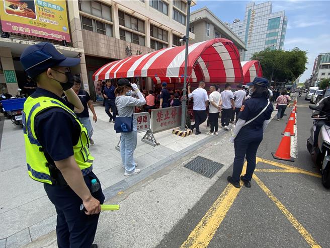 彰化市公所17日提案請代表會同意墊付彰化藝術生命園區先期規畫案1400萬元經費，贊成與反對的陣營都有許多民眾到場，市代會外還搭棚將兩陣營分隔，大批警方也進駐。（孫英哲）