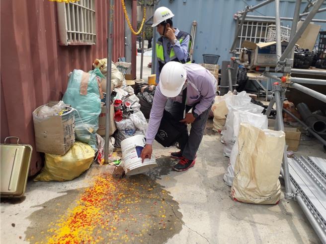 新营区新增一起境外移入登革热病例，防治人员前往个案住家周遭展开扫蚊。（台南市卫生局提供／曹婷婷台南传真）