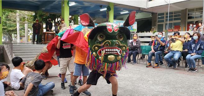 舞狮是云林县的武馆文化元素，迄今仍在各村里延续，有些学校甚至自组狮队，图为西螺镇安定国小自制狮头及舞狮。（周丽兰摄）