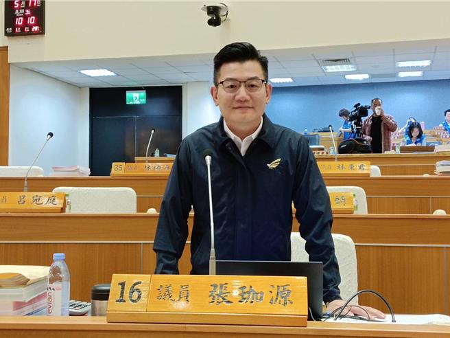 縣議員張珈源17日在縣政總質詢上提出通學步道的問題，尤其希望清除騎樓占用，還給民眾通行空間。（邱立雅攝）