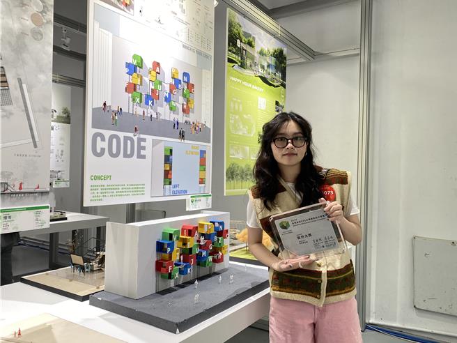 中原大學鄒采廷連2年參加長榮航空ESG永續創新設計競賽，都拿下設計大獎。（蔡明亘攝）