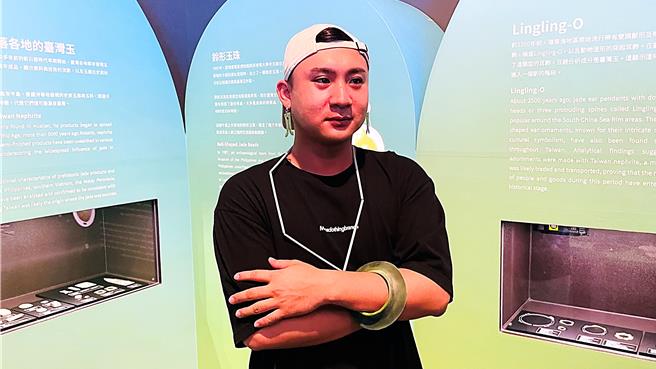 觀展民眾穿戴3D列印復刻的玉器飾品，體驗史前人時尚美學。（蕭嘉蕙攝）