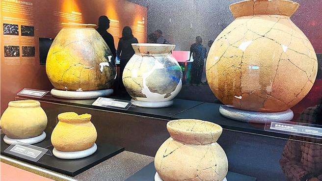 「微觀．史觀」考古特展以顯微鏡觀察出土的稻作、玉器、玻璃及陶器。（蕭嘉蕙攝）