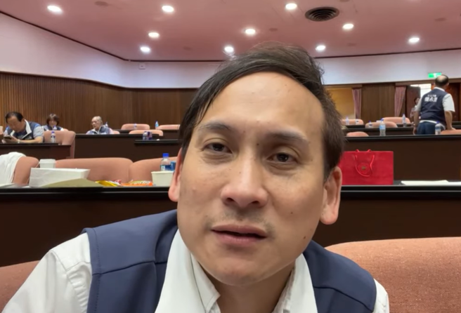 国民党立委叶元之17日下午在立法院开直播。（取自叶元之直播）