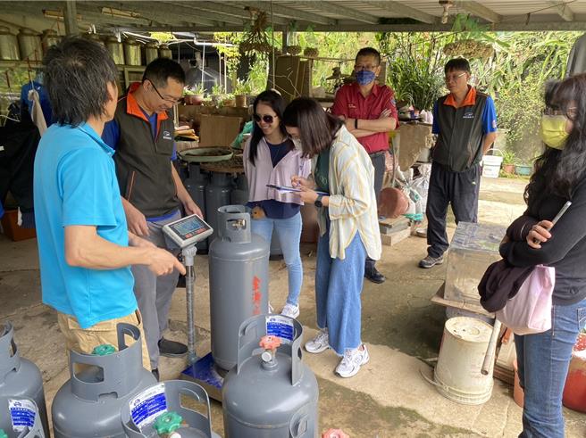 金门县近日展开下半年度液化石油气分装厂及瓦斯行偷斤减两联合稽查，查核结果均符合规定。（图／金门县政府）