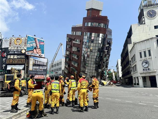 花蓮強震造成許多居民無家可歸，中央與地方攜手推出短期安置旅宿補助，逾470家旅宿業者名單可至縣府觀光處網站查詢；圖為因地震傾斜倒塌的天王星大樓。（本報資料照片）