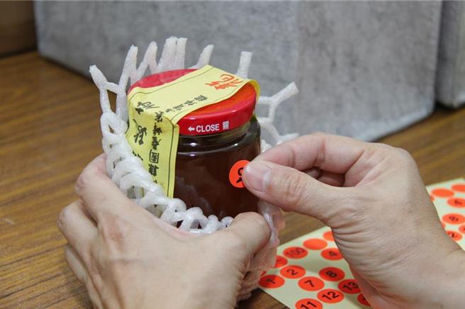 今年彰化縣第3屆國產「龍爺蜜」評鑑比賽仍由員林市農會主辦，採樣封籤後經送檢及評比，將評選出20％的「特等獎」和60％的「頭等獎」。（彰化縣政府提供／孫英哲彰化傳真）