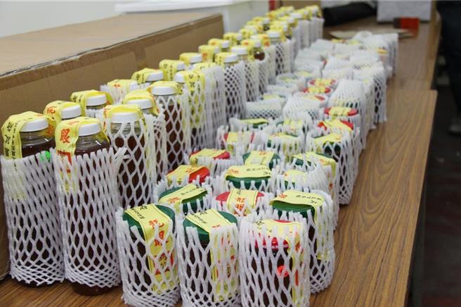 今年彰化縣第3屆國產「龍爺蜜」評鑑比賽仍由員林市農會主辦，採樣封籤後經送檢及評比，將評選出20％的「特等獎」和60％的「頭等獎」。（彰化縣政府提供／孫英哲彰化傳真）