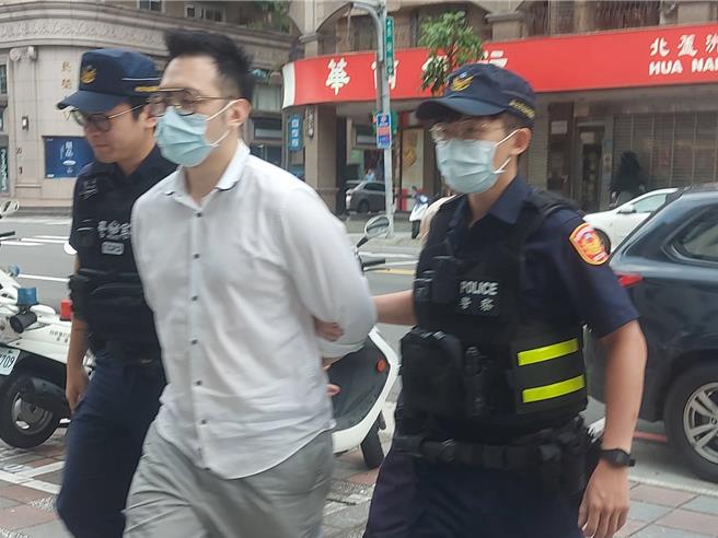 連姓男子（中）送回蘆洲警分局。（張鎧乙攝）